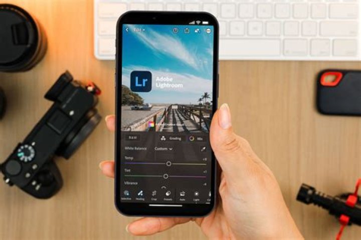 Adobe Lightroom mobile goes free on Android