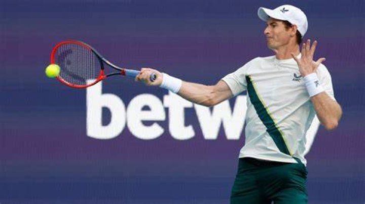 Andy Murray swinging