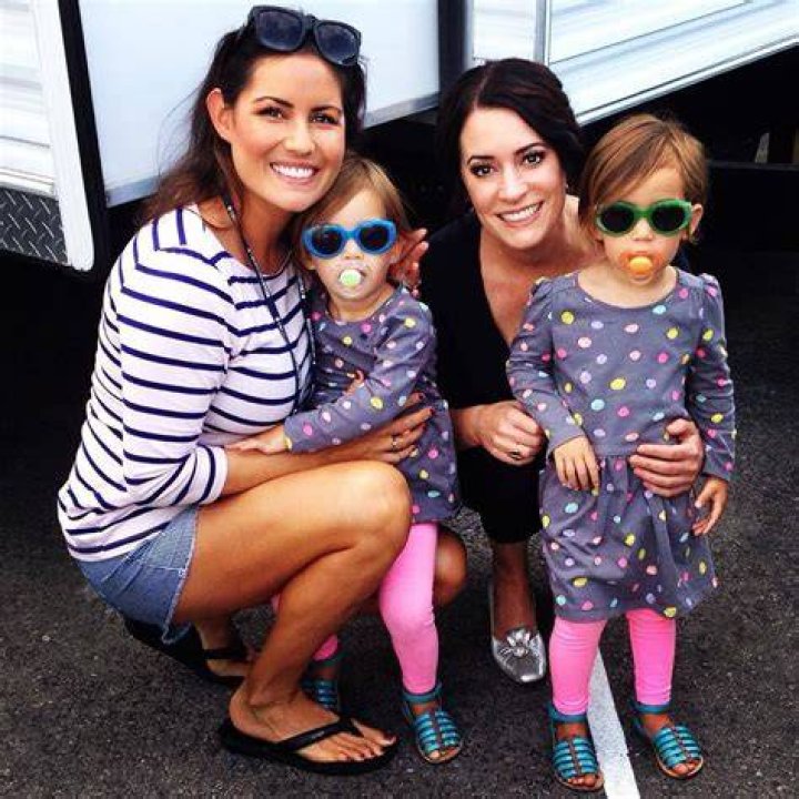 Does Paget Brewster have a tattoo? Is Paget Brewster dyslexic? ABTC