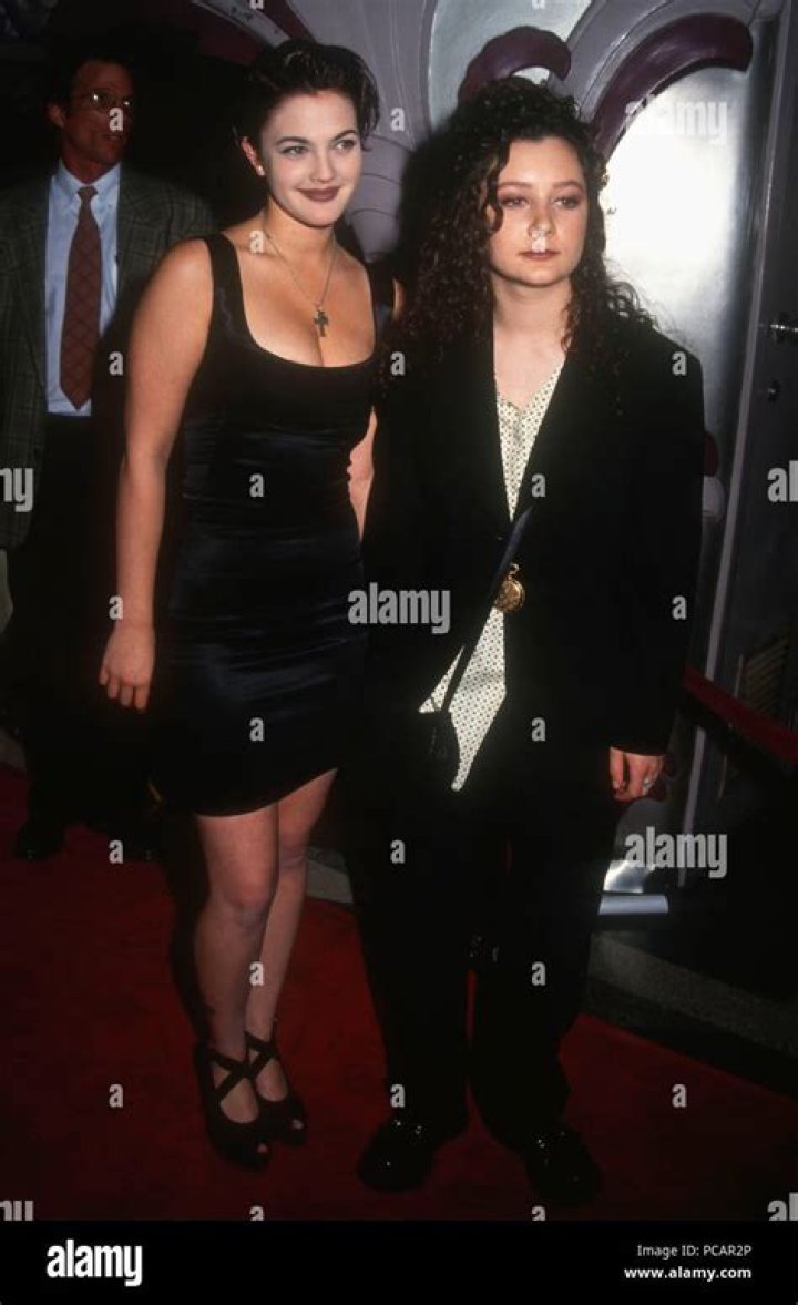 Drew Barrymore and Sara Gilbert in Poison Ivy