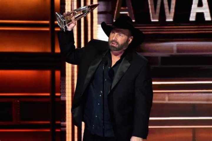 Garth Brooks admits to lip-syncing CMA performance