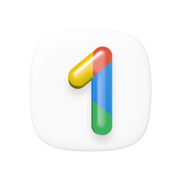 Google One app icon on the Google Pixel 3 XL homescreen