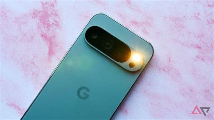 Google Pixel 6 against lamp post Google Pixel 6 against lamp post