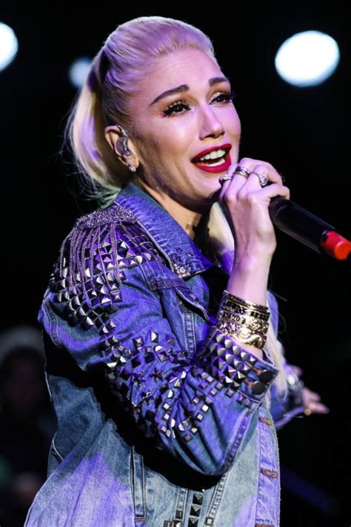Gwen Stefani singing