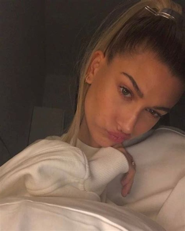 Hailey Baldwin No-Makeup Selfie 2017