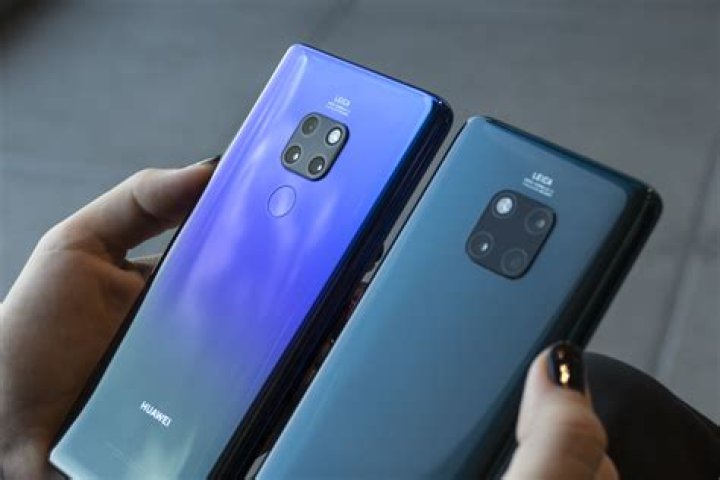 Huawei Mate 20 Pro vs Nokia Lumia 1020 phone backs