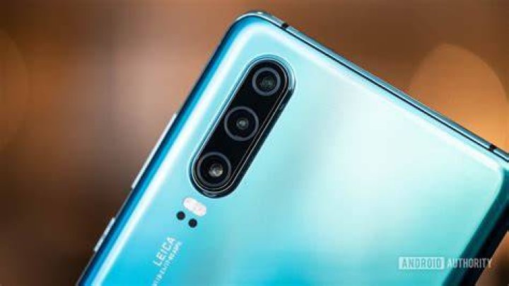 Huawei P30 camera array angled