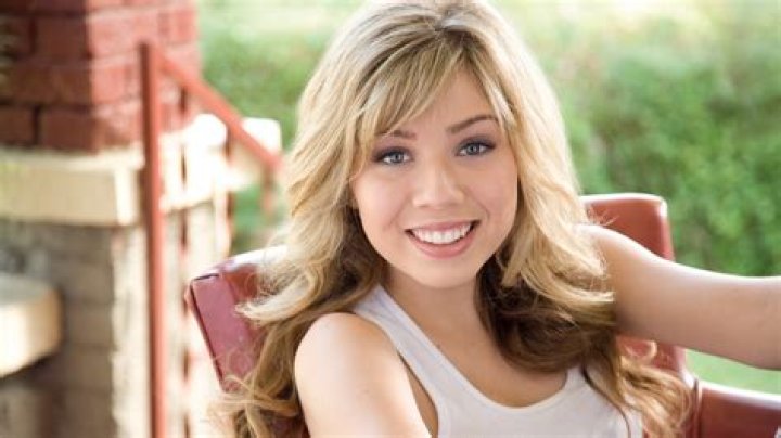 Jennette McCurdy smiling