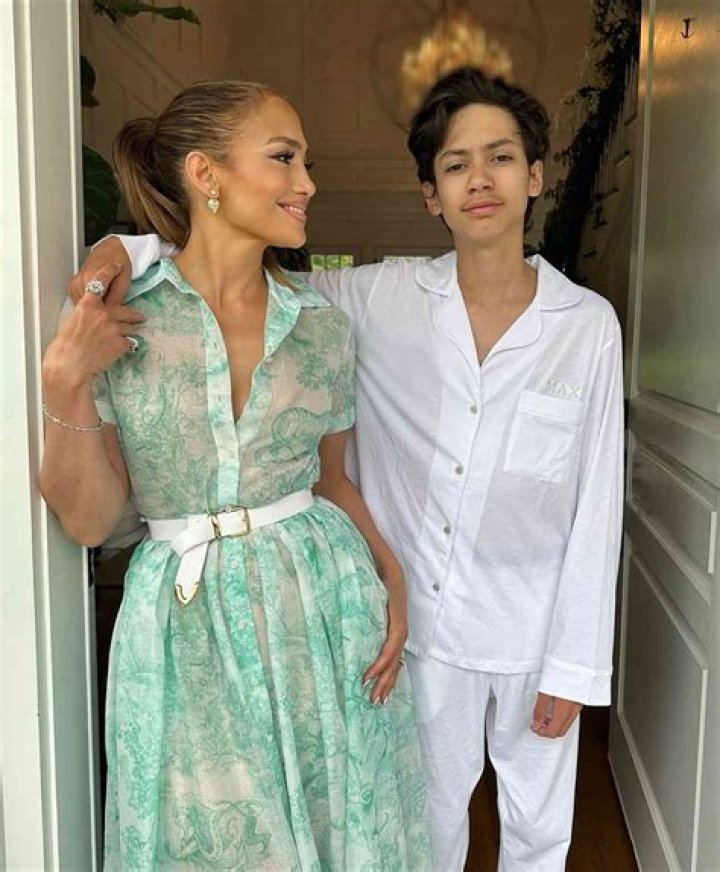 Jennifer Lopez - what is wrong with her?