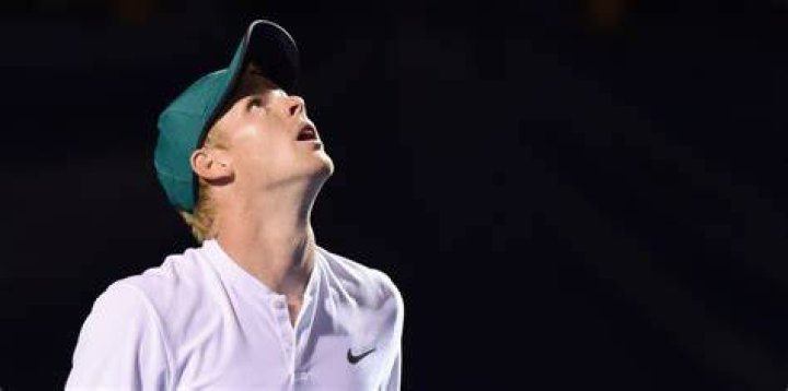 Kyle Edmund looking up