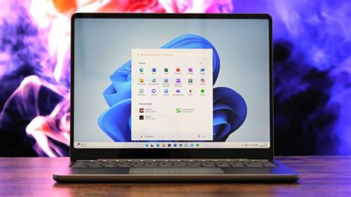 Laptop on desk - Windows 10 error response from daemon drive sharing seems blocked by a firewall