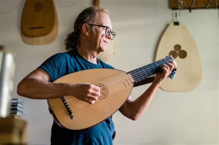 lute players removed