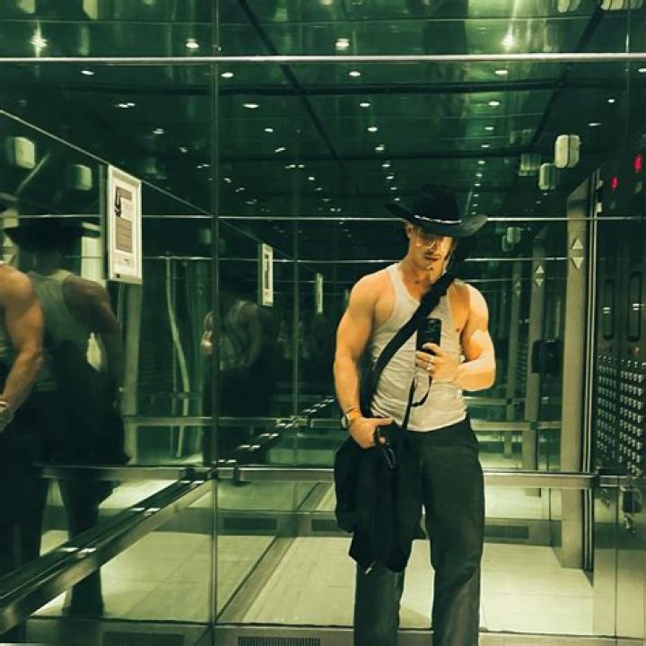 Model Jeff Thomas may have died after falling while taking selfie, agent claims