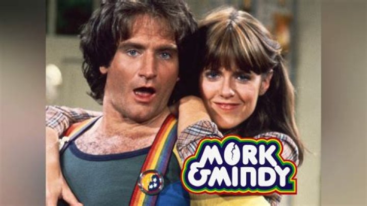 MORK AND MINDY, from left, Raquel Welch, Robin Williams, epsidoe aired November 18, 1979, 1978-82, &copy;Paramount Television/Courtesy: Everett Collection