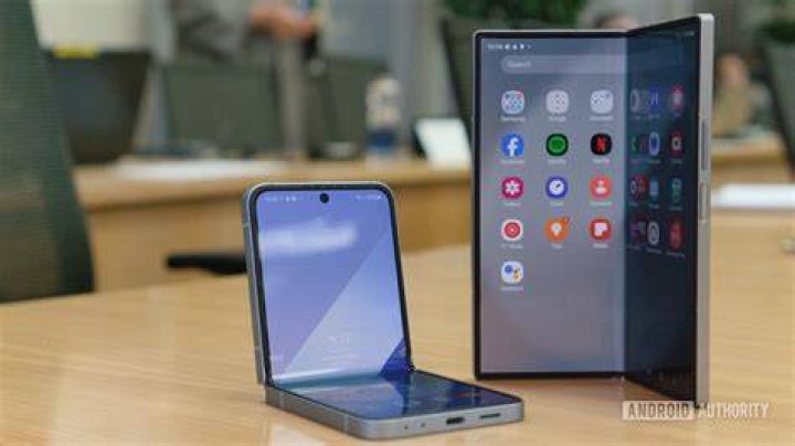 new samsung galaxy foldable smartphone flip phone samsung developer conference 2019 open vs closed