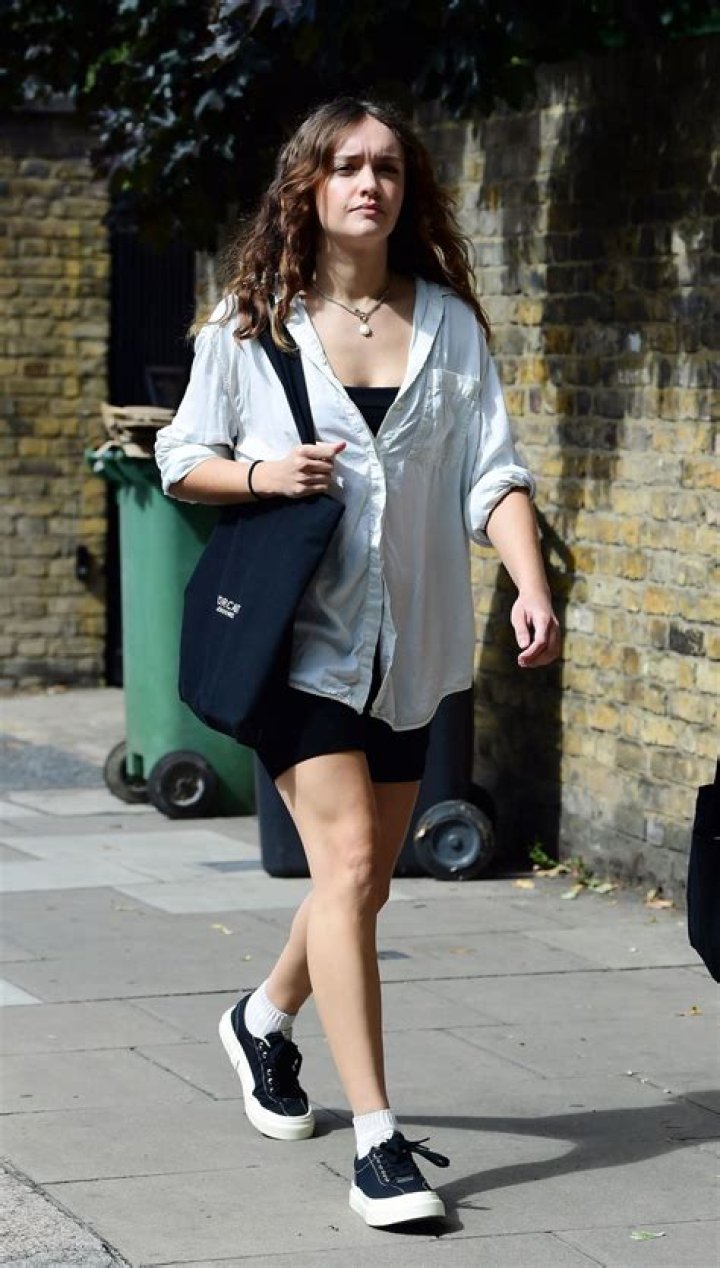 Olivia Cooke Out with her boyfriend Christopher Abbott in Paris