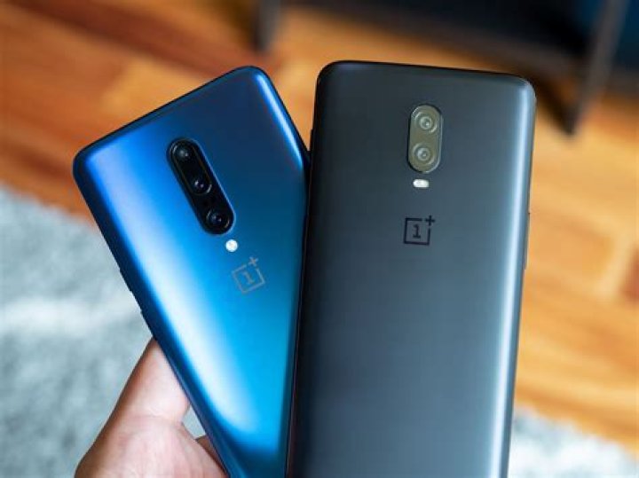 OnePlus 7 Pro vs OnePlus 6T upright on table (2) OnePlus 7 Pro vs OnePlus 6T upright on table (2)