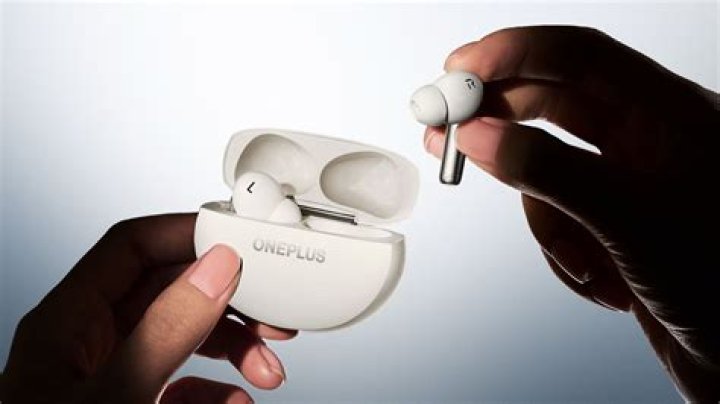 OnePlus Buds Pro hand OnePlus Buds Pro hand