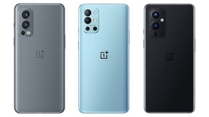 OnePlus Nord 2 vs OnePlus 9 front OnePlus Nord 2 vs OnePlus 9 smartphones from the front.