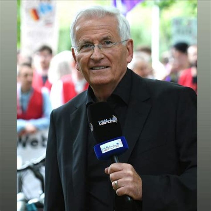 Peter Weber holding a single red rose-The Bachelor