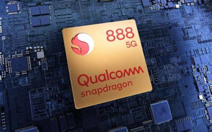 Qualcomm Snapdragon 888 chip in hand