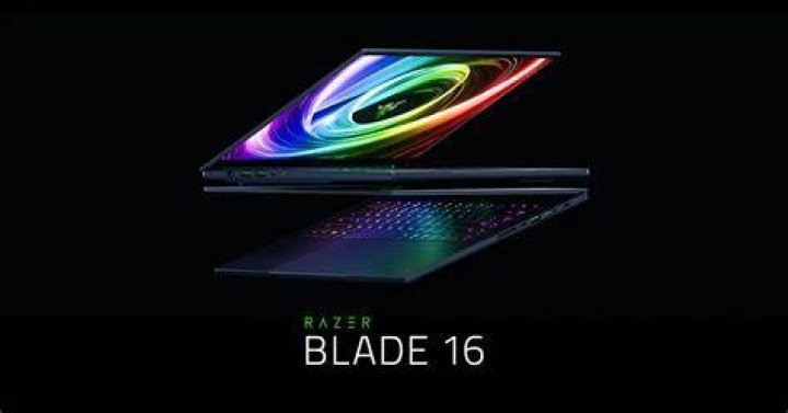Razer Blade Stealth 15 in Quartz Pink with mouse