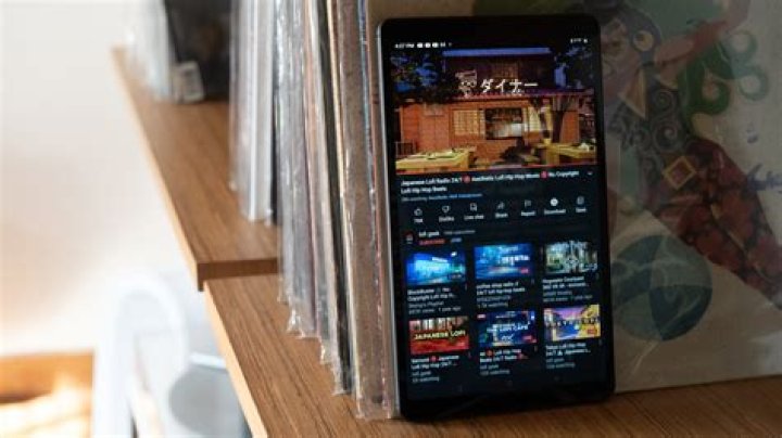 Realme Pad Mini playing music Realme Pad Mini playing music
