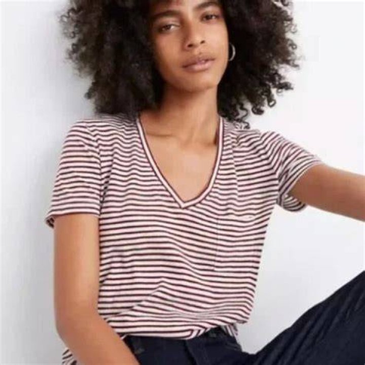 SM Striped V-Neck Tee Black f.png