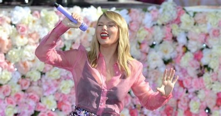 Taylor Swift performing GMA