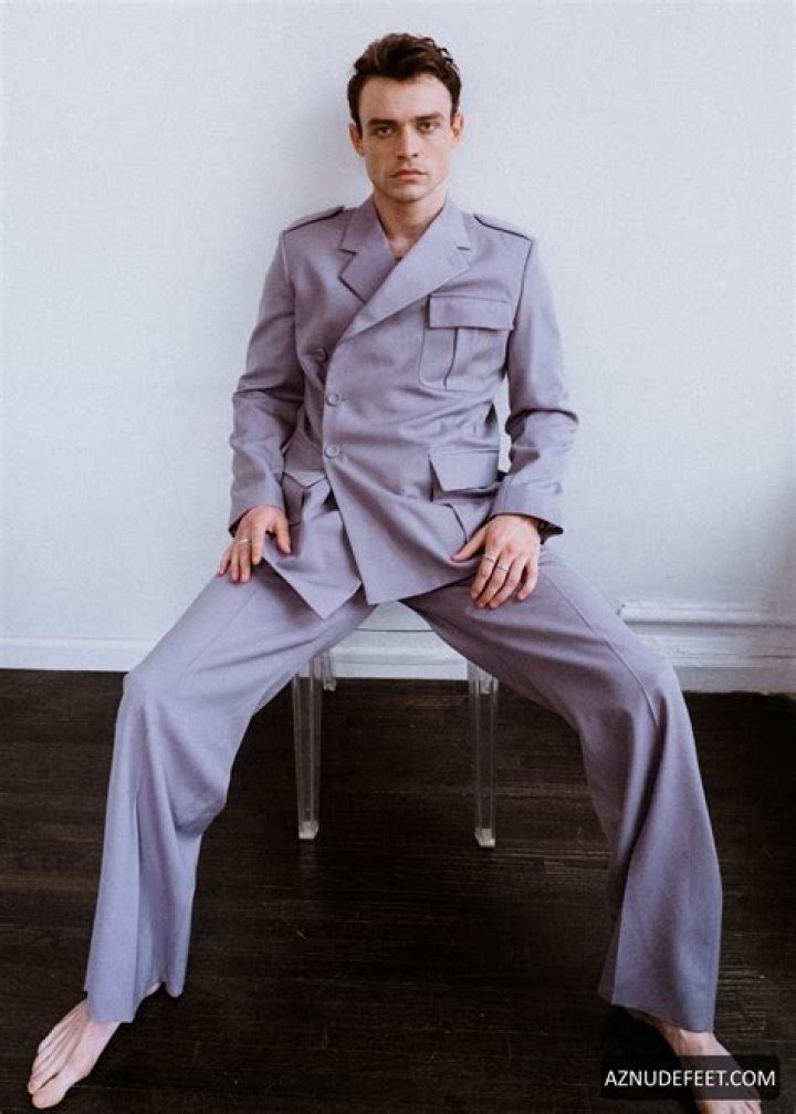 Thomas Doherty Height in feet and inches on IMDb