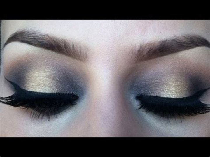 two toned eyeshadow 