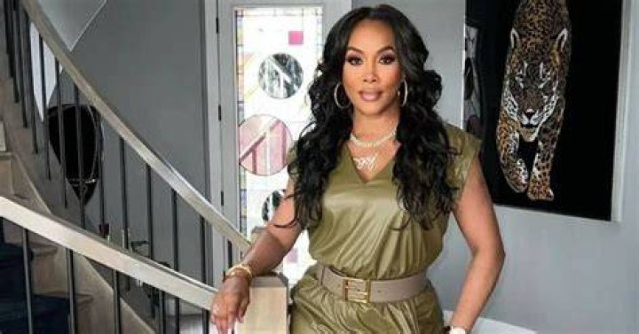 Vivica Fox pose around the stairs