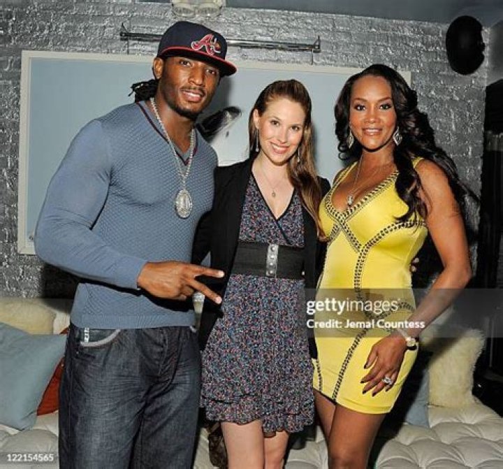 Vivica Fox pose
