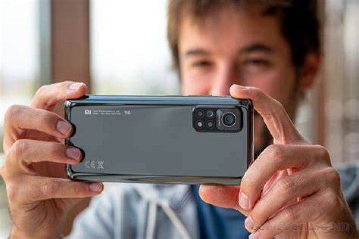 Xiaomi Mi 10T Pro held in the hand looking at the notification shade Xiaomi Mi 10T Pro held in the hand looking at the notification shade